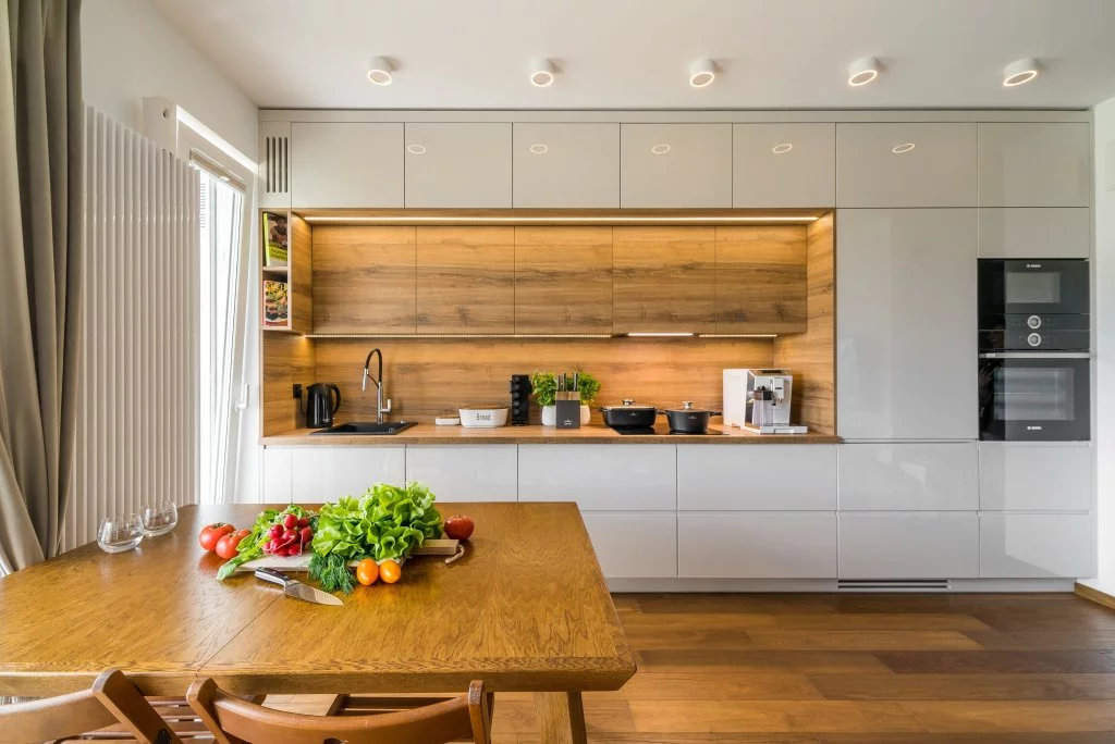 Kuchnia nowoczesna biało-drewniana