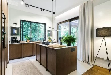 Klasyczna kuchnia z ciemnodrewnianymi frontami