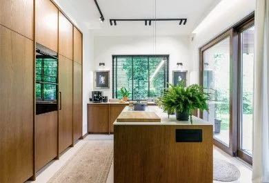 Wyspa kuchenna w klasycznej kuchni w kolorze ciemnego drewna