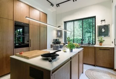 Wyspa kuchenna ciemne drewno z jasnym blatem