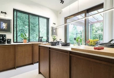 Meble kuchenne w kolorze ciemnego drewna