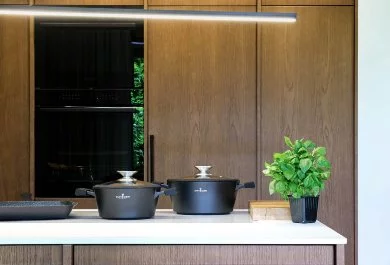 Oświetlenie LED w kuchni klasycznej z frontami w kolorze ciemnego drewna