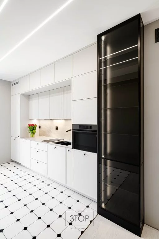 Kuchnia w nowoczesnym stylu z ryflowanymi frontami i przeszkloną witryną w czarnej ramie