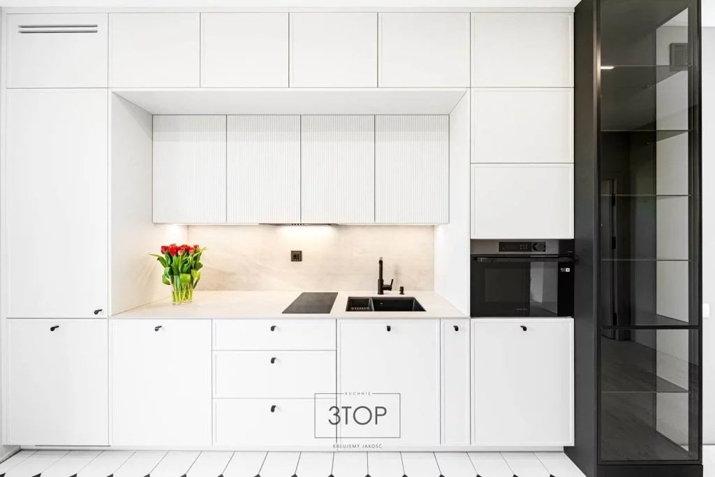 Front kuchenny z ryflowanymi szafkami i czarnym zlewem – detal nowoczesnego designu