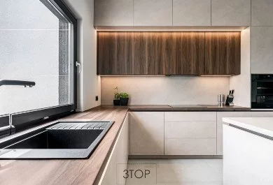 Strefa zlewu przy oknie i zabudowa w kształcie litery L