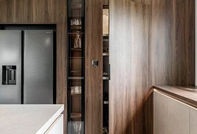 Przeszklona witryna w zabudowie wysokiej z podświetleniem