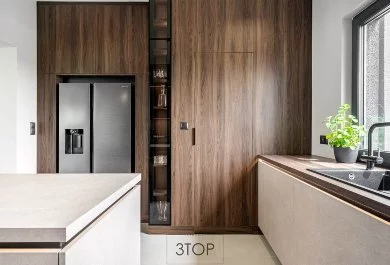 Ukryte drzwi w zabudowie kuchennej z fornirem drewnianym