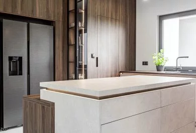 Nowoczesna kuchnia z wyspą i zabudową w drewnie