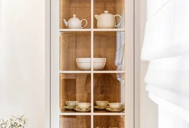 Przeszklona szafka kuchenna z ceramiką i drewnianym wnętrzem