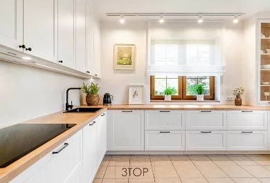 Pełny widok klasycznej kuchni w jasnej kolorystyce