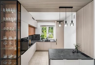 Kuchnia na wymiar z wyspą i lamelami sufitowymi