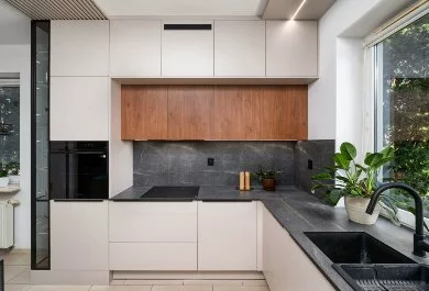 Zabudowa kuchenna z drewnianymi frontami i kamiennym blatem