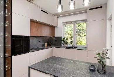 Nowoczesna kuchnia z wyspą i przeszkloną witryną