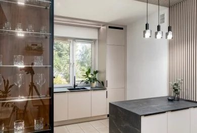 Wyspa kuchenna z ciemnym blatem i gniazdem blatowym