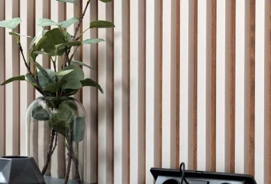 Detal kuchni – lamele ścienne i blat kamienny