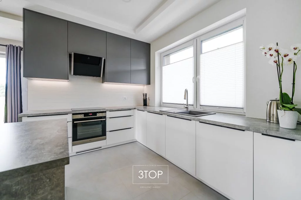 Biało-szara kuchnia narożna z kamiennymi blatami