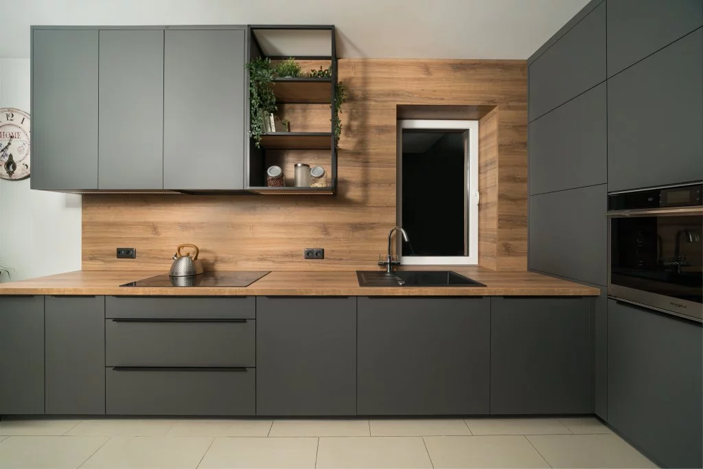 Kuchnia antracytowa, industrialna z drewnianym blatem i metalowymi półkami
