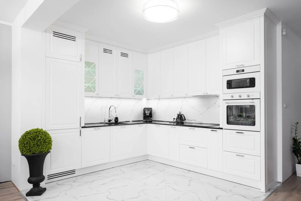 Biała kuchnia narożna z białym sprzętem AGD