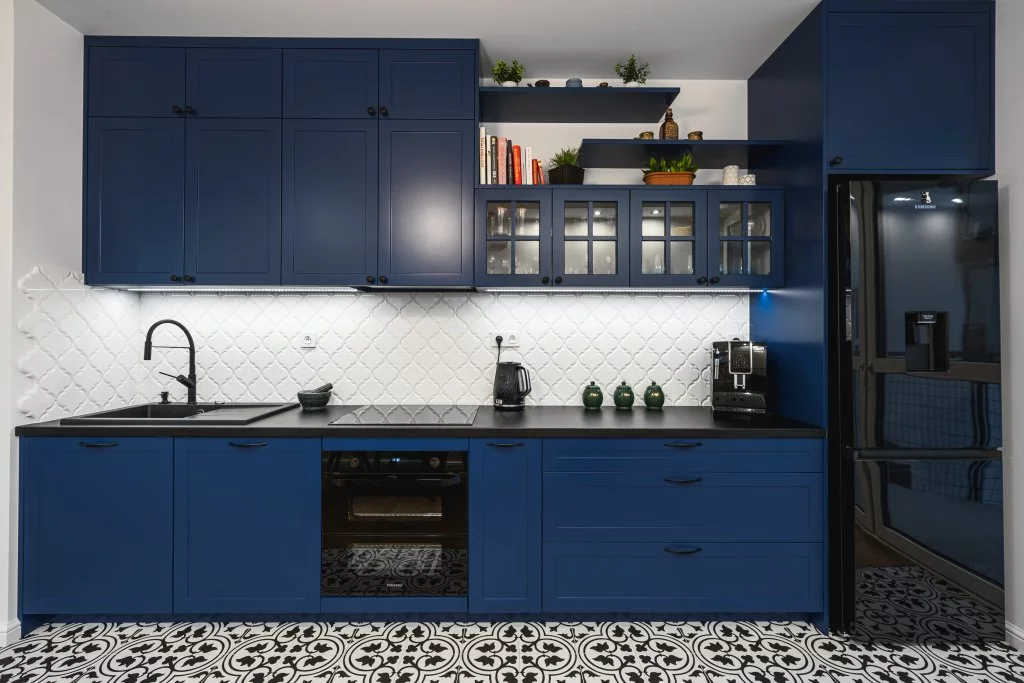 Granatowa matowa kuchnia z czarnym blatem