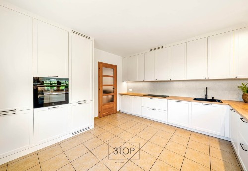 Klasyczna biała kuchnia z drewnianym blatem – realizacja na wymiar