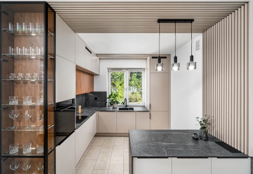 Nowoczesna kuchnia z wyspą, lamelami i kamiennym blatem